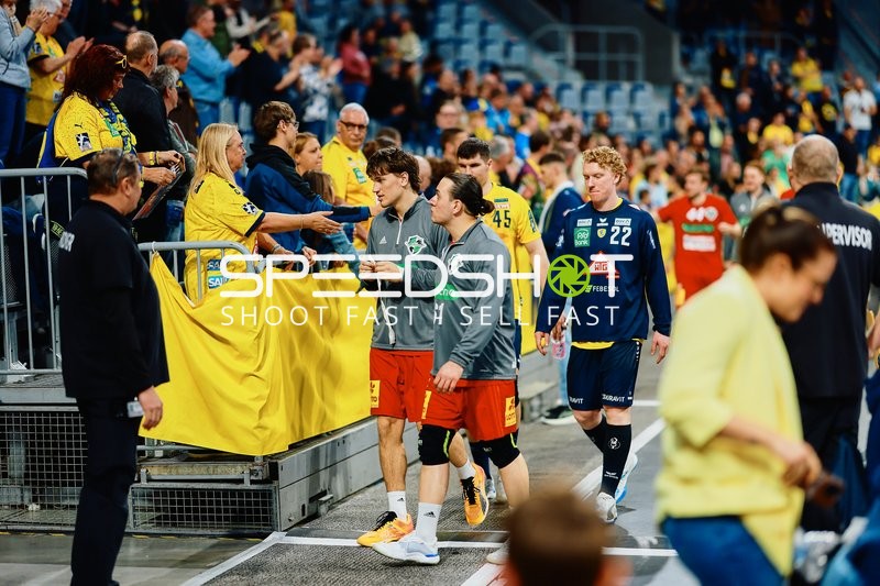 Spieler verlässt das Spielfeld und interagiert mit Fans.