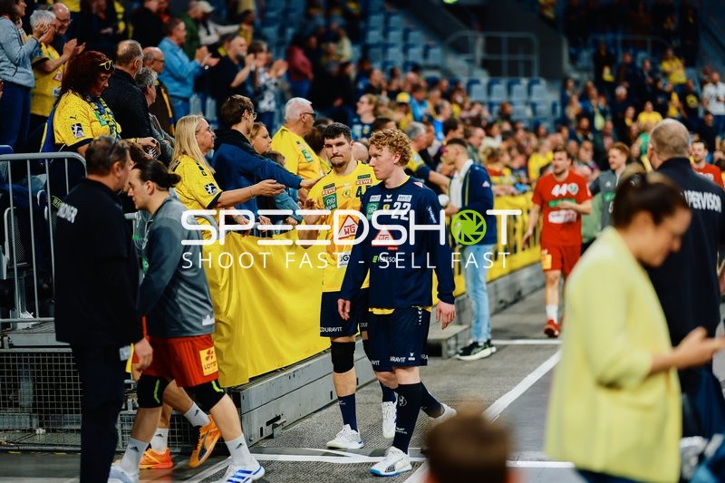 Spieler verlassen das Spielfeld und interagieren mit Zuschauern.