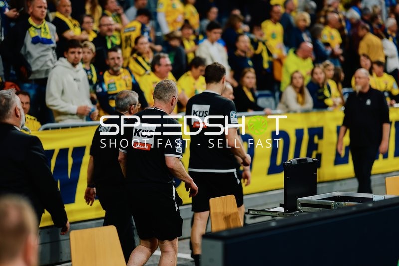 Trainer in Aktion am Spielfeldrand