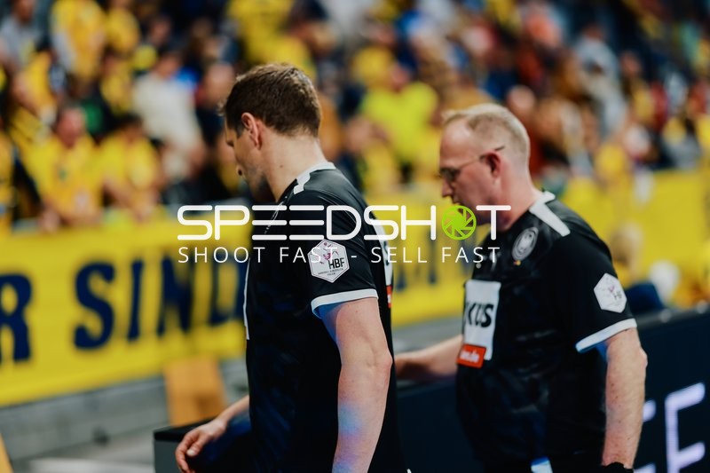 Schiedsrichter während des Spiels