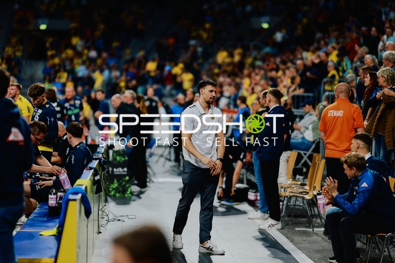 Eine Person auf der Seitenlinie, keine spezifische Spielaktion klar erkennbar.