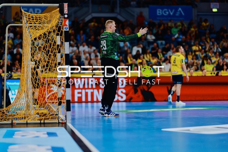 Torwart positioniert sich in Erwartung eines Angriffs