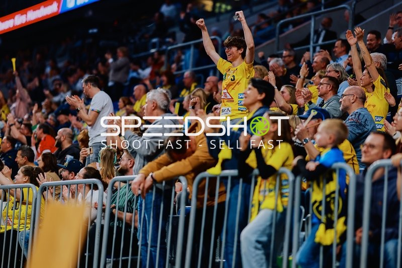 Jubelnde Fans in der Arena