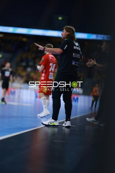 Trainer gibt Anweisung von der Seitenlinie