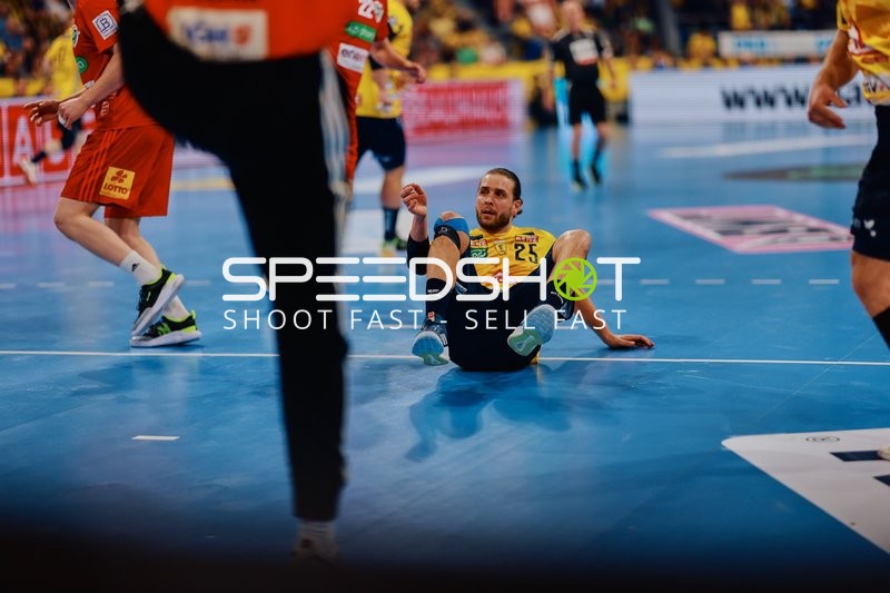 Olle Forsell Schefvert sitzt auf dem Spielfeldboden