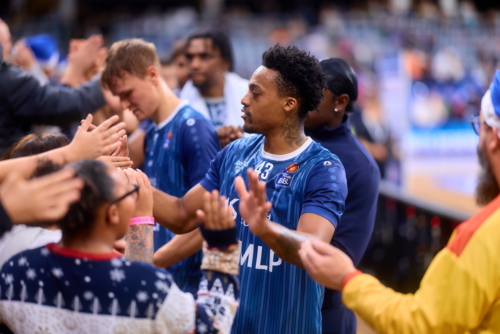 Szene mit Eric Reed Jr. (43; MLP Academics Heidelberg) und Niklas Würzner (2; MLP Academics Heidelberg)