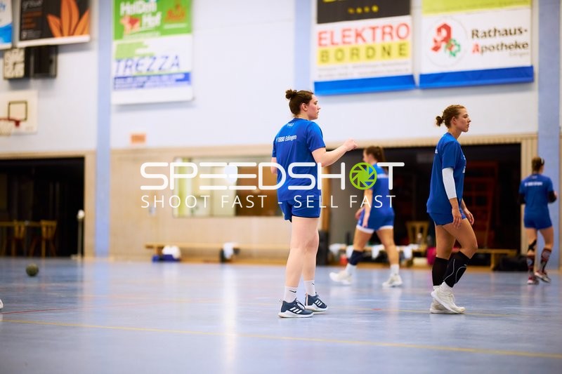 Spielerinnen wärmen sich auf