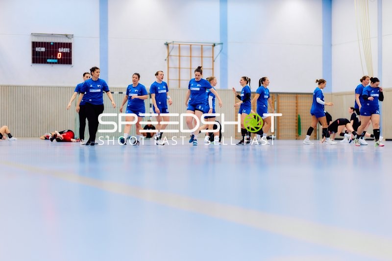 Spielerinnen wärmen sich auf