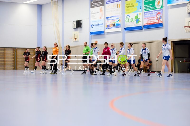 Beide Teams betreten das Spielfeld zur Begrüßung.