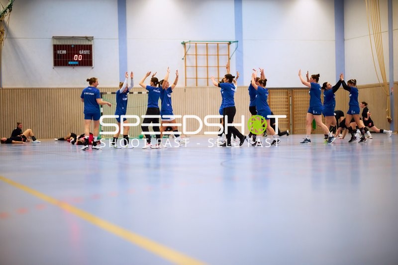 Aufwärmen der Spielerinnen auf dem Spielfeld