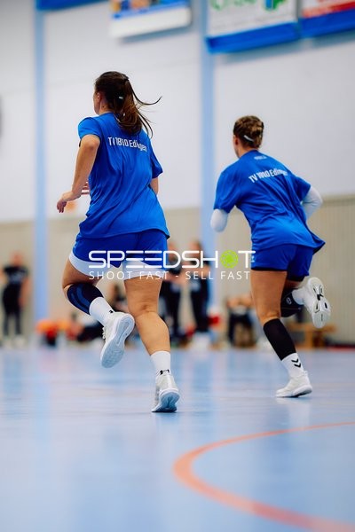 Spielerinnen vom TV Edingen laufen auf dem Spielfeld