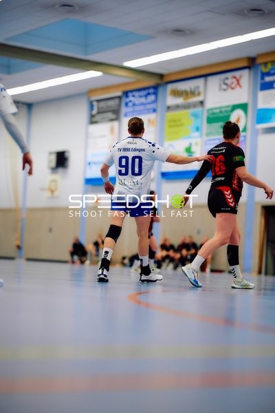 Eine Spielerin von TV Edingen bewegt sich in Richtung einer Spielerin von SG Heidelsheim/Helmsheim.