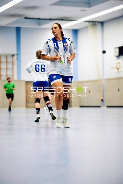 Spielerinnen laufen zurück in die Defensive