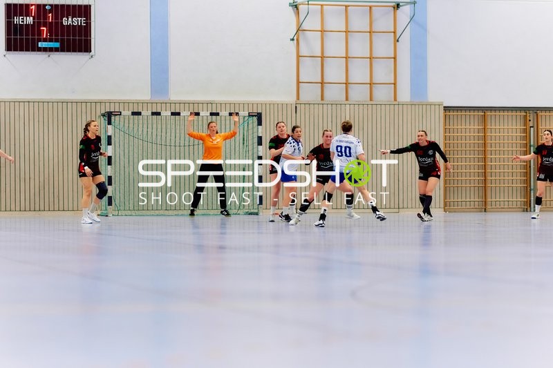 Spielerinnennummer 90 von TV Edingen greift an.