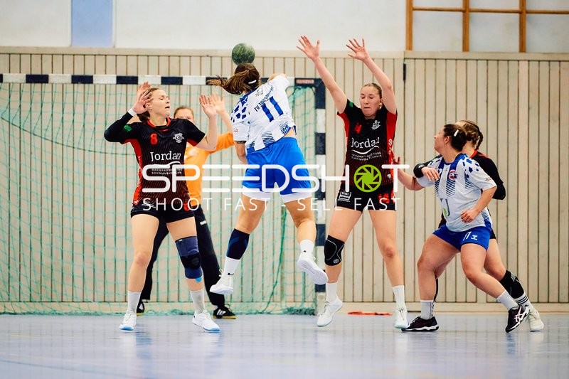 Sprungwurf von Spielerin 11 in Weiß.