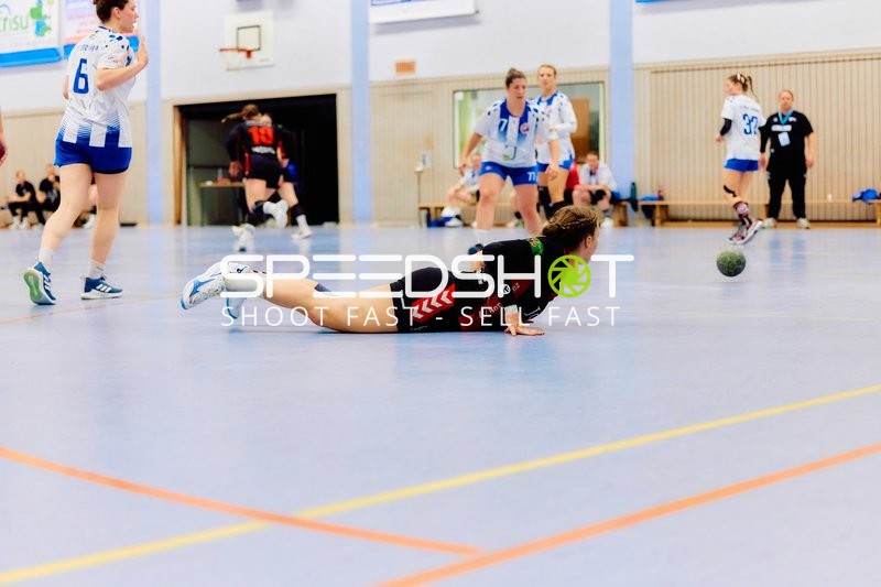 Spielerin von SG Heidelsheim/Helmsheim versucht, den Ball zu erreichen, während sie auf dem Boden liegt.