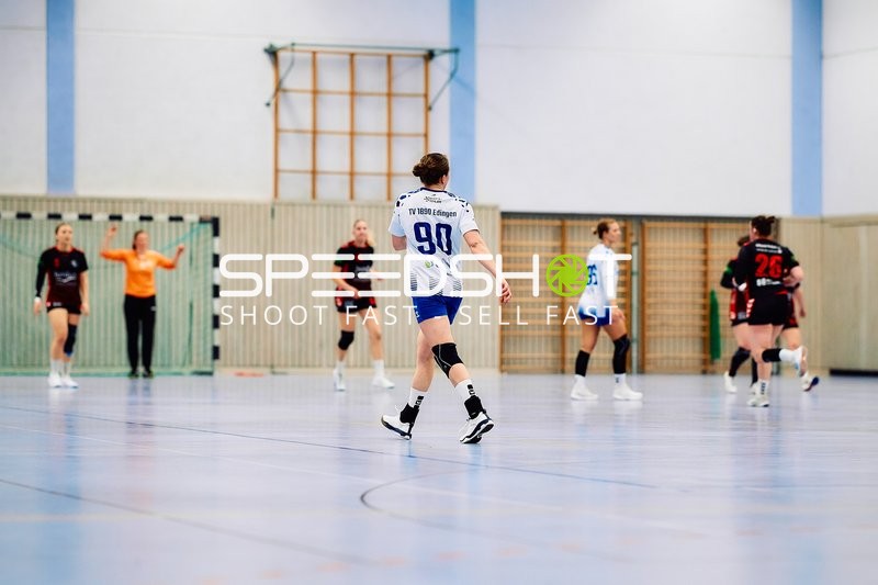 Spielerinnen sortieren sich in der Abwehr