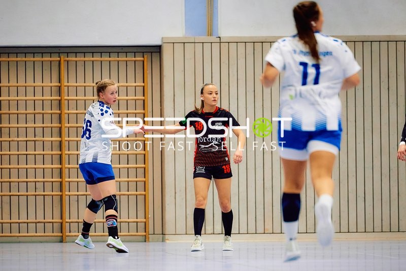 Spielerinnen interagieren miteinander.