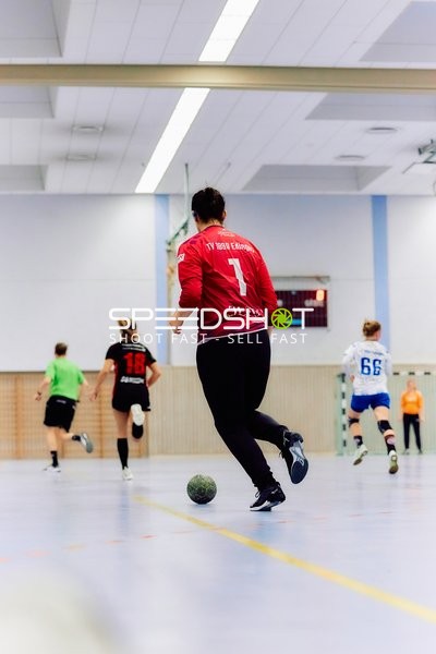 Spieler mit Nummer 1 führt den Ball in Richtung gegnerisches Tor