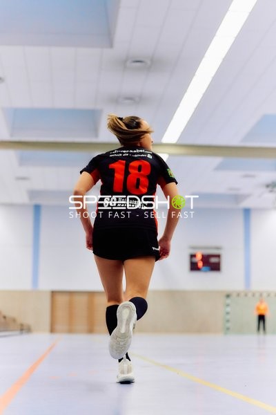 Spielerin der SG Heidelsheim/Helmsheim läuft in Richtung Spielfeldmitte.