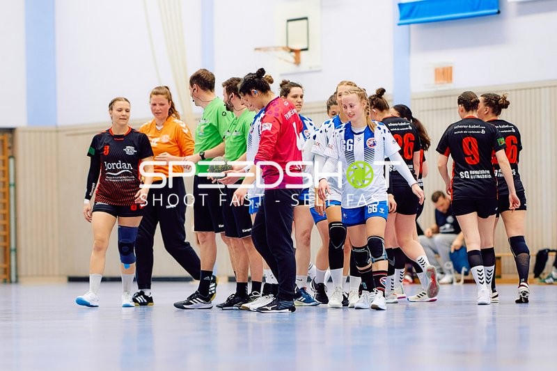 Begrüßung der Spielerinnen beim Handballspiel