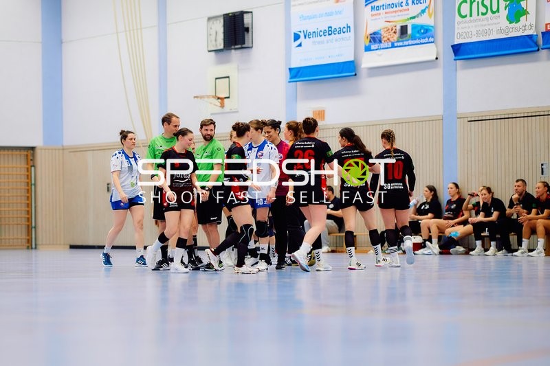 Begrüßung der Spielerinnen auf dem Spielfeld