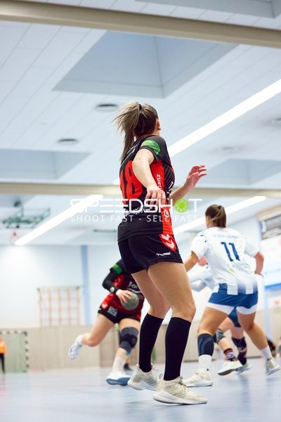 Eine Spielerin von SG Heidelsheim/Helmsheim führt den Ball nach vorne.