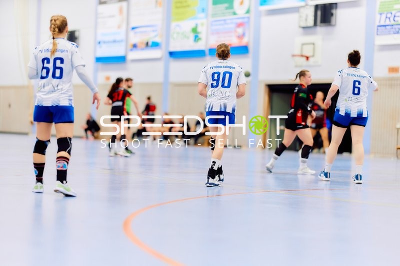 Spielerinnen von TV Edingen sind auf dem Spielfeld.