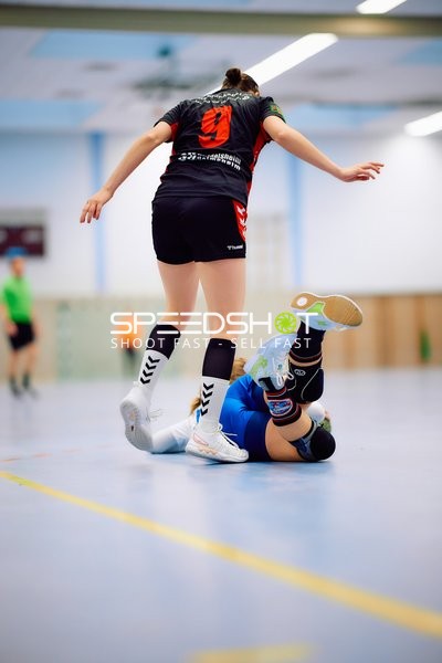 Eine Spielerin von SG Heidelsheim/Helmsheim mit der Nummer 9 steht über einer am Boden liegenden Spielerin von TV Edingen.