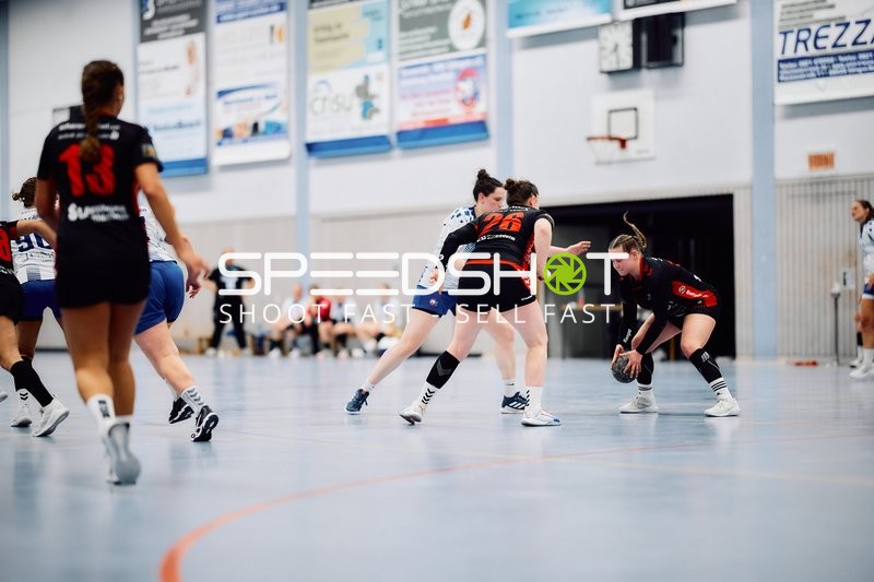 Spielerin der SG Heidelsheim/Helmsheim mit der Nummer 76 kontrolliert den Ball in Nähe der Spielerin mit der Nummer 13.