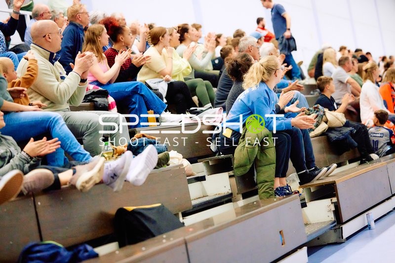 Zuschauer klatschen und jubeln