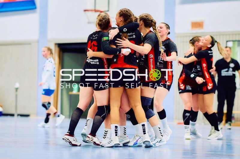 Spielerinnen der SG Heidelsheim/Helmsheim feiern zusammen.