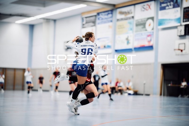 Spielerin 96 von TV Edingen steigt hoch für einen Wurf.