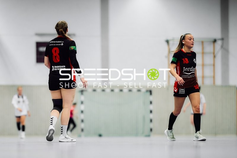 zwei Spielerinnen bewegen sich in der Nähe des Tors