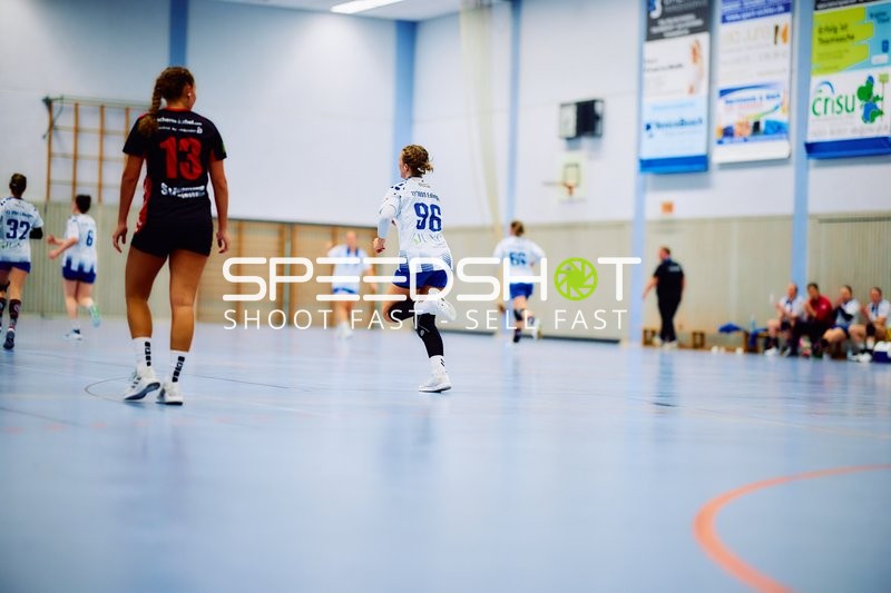 Spieler laufen auf dem Spielfeld