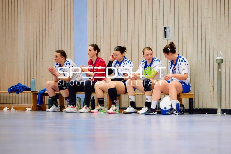 Spielerinnen auf der Bank