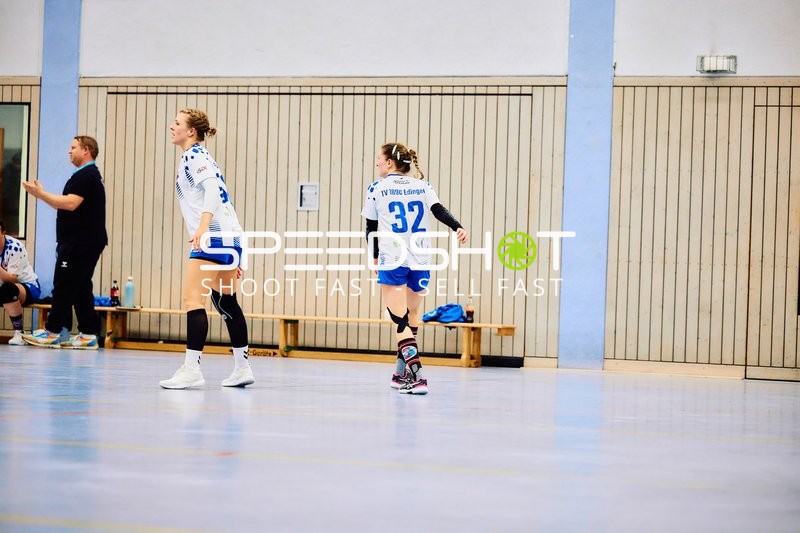 Spielerin von TV Edingen beobachtet das Geschehen.