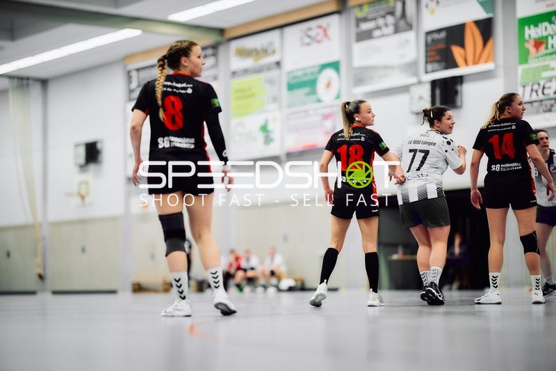 Spielerinnen laufen auf dem Spielfeld