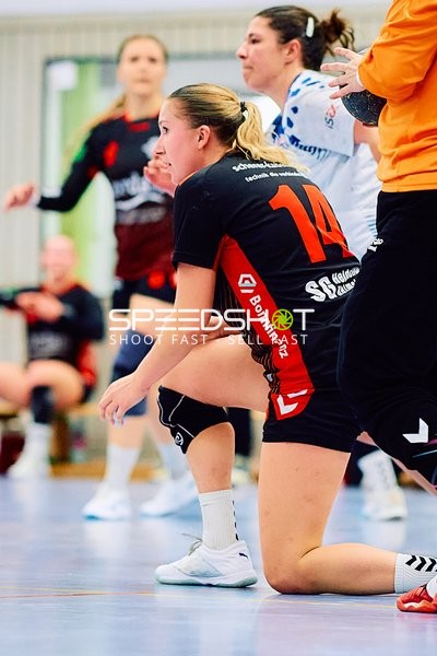 Spieler kniet während der 1. Halbzeit