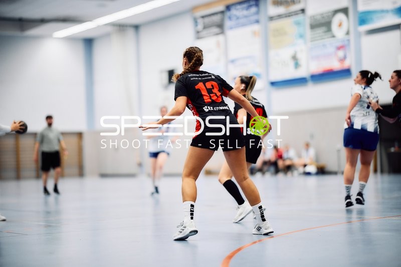 Eine Spielerin von SG Heidelsheim/Helmsheim bewegt sich in der Verteidigung.