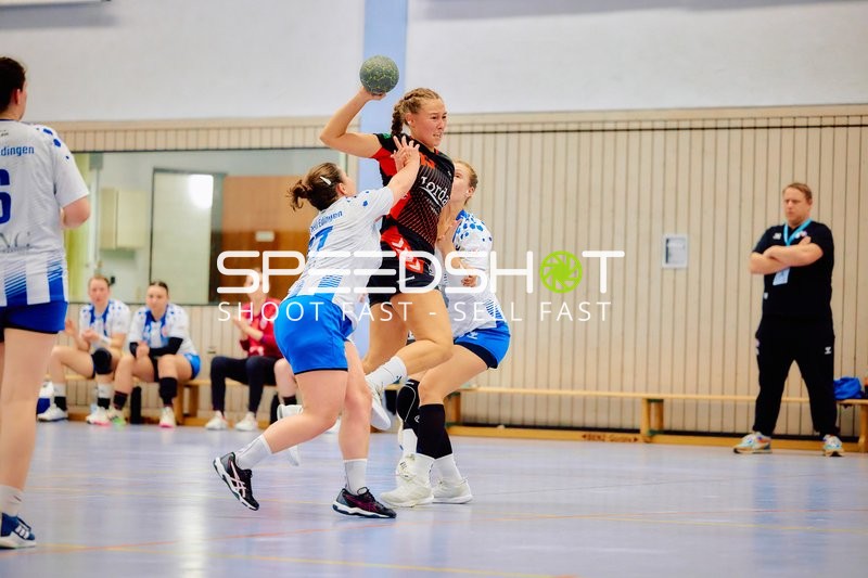 Spielerin in schwarzem Trikot beim Wurfversuch