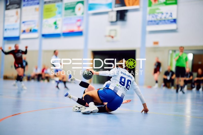 Spielerin mit der Nummer 96 rutscht am Boden mit dem Ball