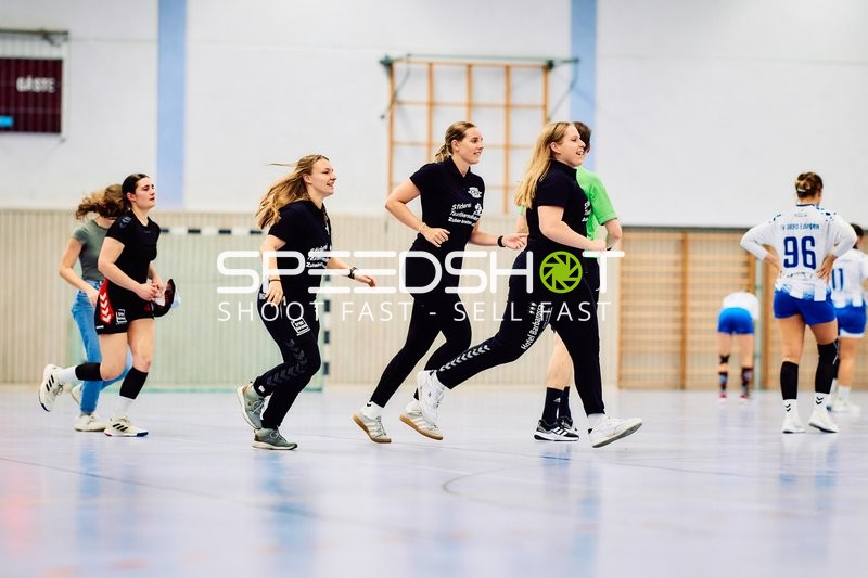 Spielerinnen wärmen sich auf