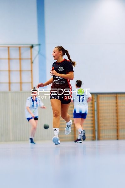 Spielerin Nummer 13 läuft mit dem Ball