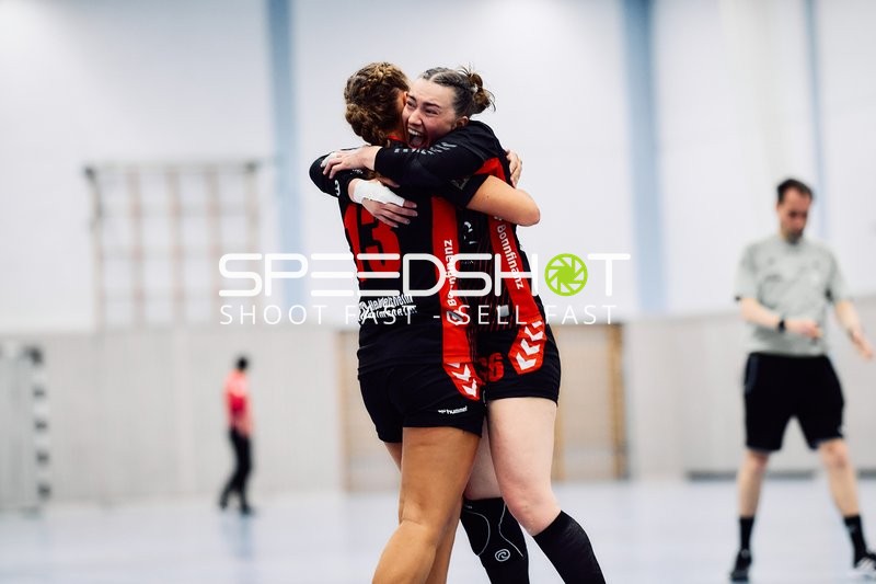 Feiernde Umarmung nach Torerfolg