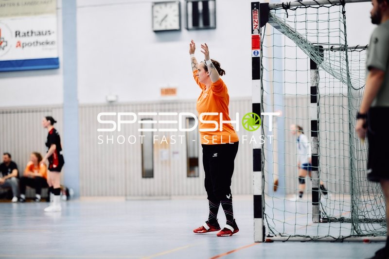 Eine Torwartin im Tor, bereit für einen möglichen Angriff