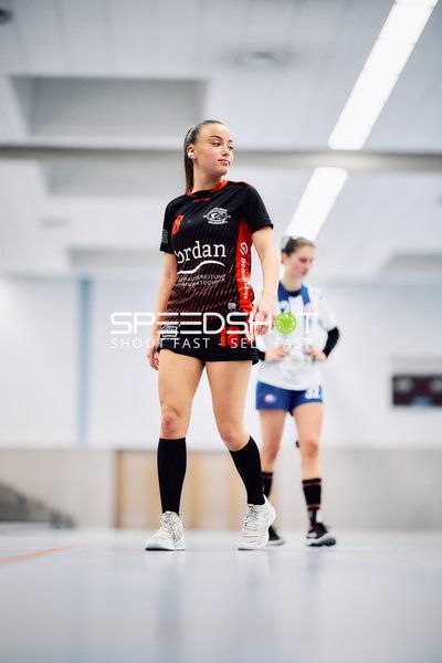 Spielerin mit Nummer 18 von SG Heidelsheim/Helmsheim auf dem Spielfeld