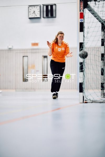 Torhüterin der SG Heidelsheim/Helmsheim pariert den Ball