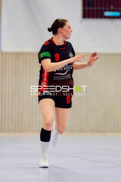 Spielerin mit der Nummer 9 von SG Heidelsheim/Helmsheim bewegt sich auf dem Spielfeld.