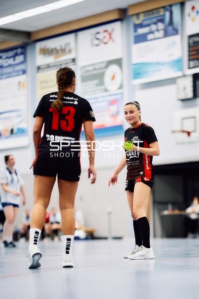 Spielerinnen stehen auf dem Feld